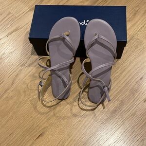 Women’s size 8 Splendid lavender strappy flat sandals NWOT